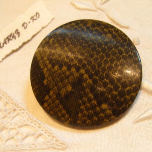 Bouton simili cuir glacé imitation reptile marron 50mm 