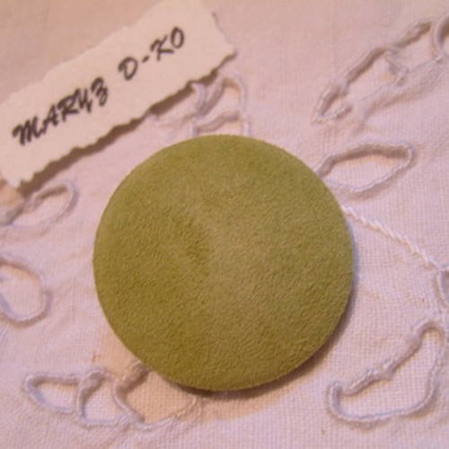 Gros bouton cuir d'agneau velours vert olive 32mm 