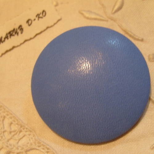 Gros bouton cuir d'agneau plongé bleu 50mm 