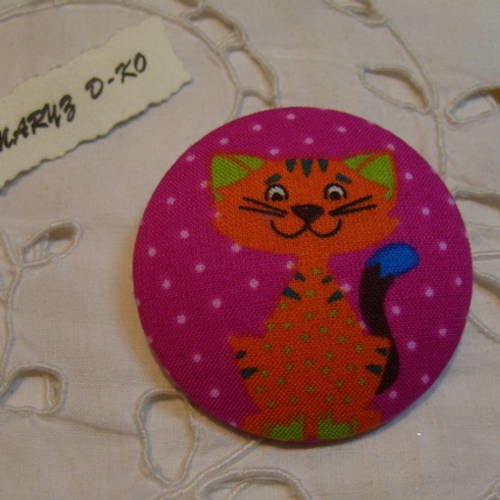 Gros bouton tissu 50mm chat rigolo orange fond rose à pois