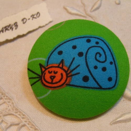 Gros bouton tissu 50mm chat dormeur bleu fond vert 