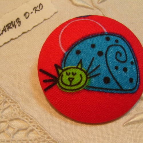 Gros bouton tissu 50mm chat dormeur bleu fond rouge 