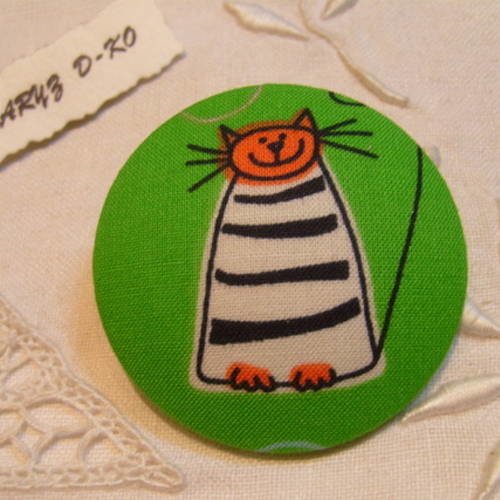 Gros bouton tissu 50mm chat prisonnier blanc fond vert 