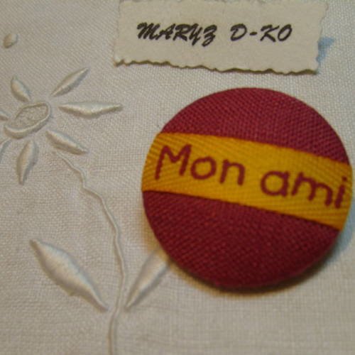 Bouton 32mm recouvert de lin bordeaux et ruban " mon ami " 