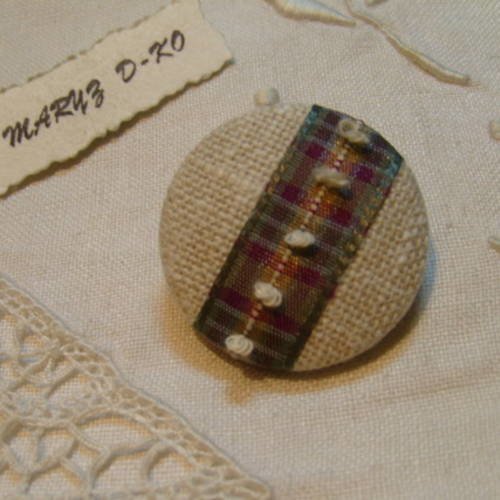 Bouton 32mm recouvert de lin naturel et ruban écossais à noeuds 