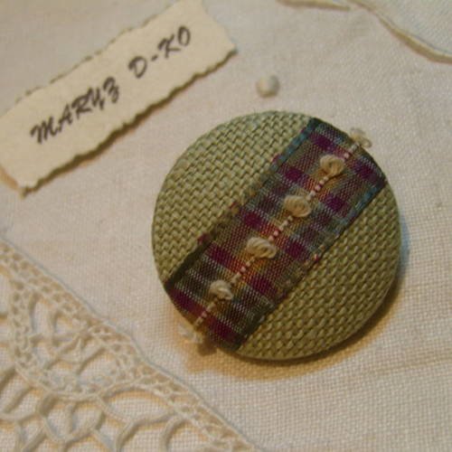Bouton 32mm recouvert de lin tilleul et ruban écossais à noeuds 
