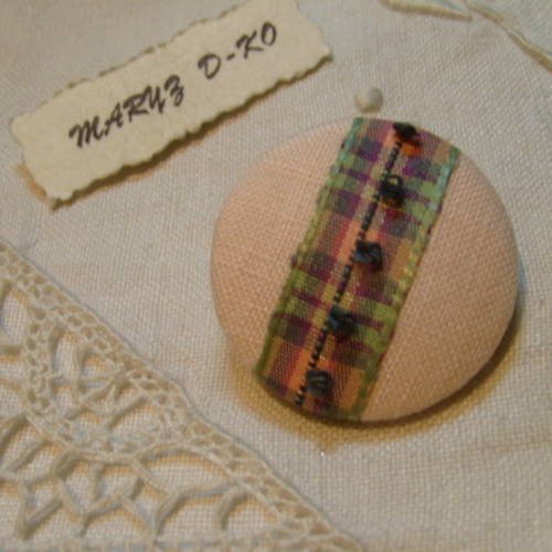 Bouton 32mm recouvert de lin rose pale et ruban écossais à noeuds 