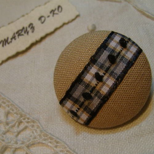 Bouton 32mm recouvert de lin et coton beige et ruban écossais à noeuds 