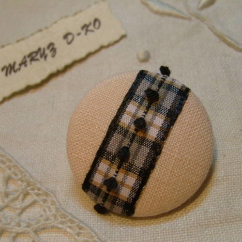 Bouton 32mm recouvert de lin rose pale et ruban écossais à noeuds noir