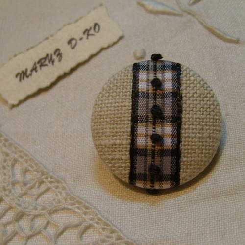 Bouton 32mm recouvert de lin naturel et ruban écossais à noeuds noir