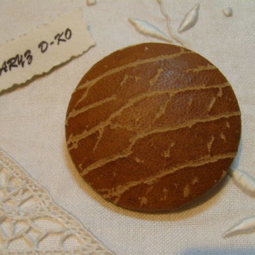 Bouton 50mm recouvert cuir marron " ecorce d'arbre " 