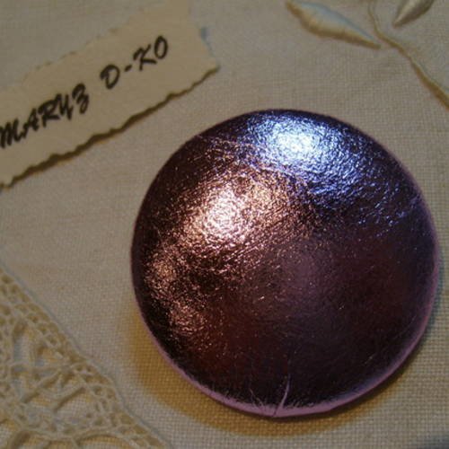 Bouton 40mm recouvert cuir chevreau rose métal 