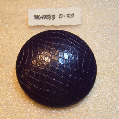 Gros bouton 50mm simili cuir imitation reptile violet 