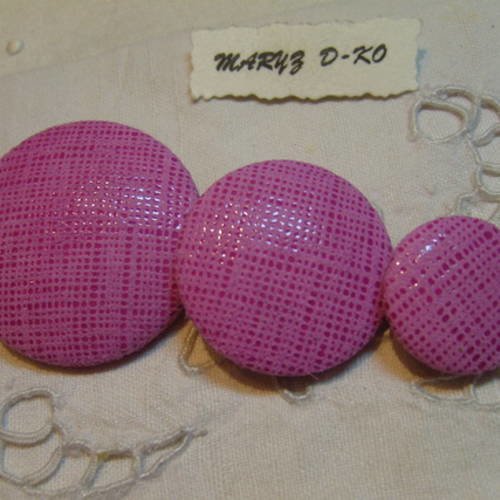 3 boutons cuir de chèvre trame rose ,40,32,22mm 