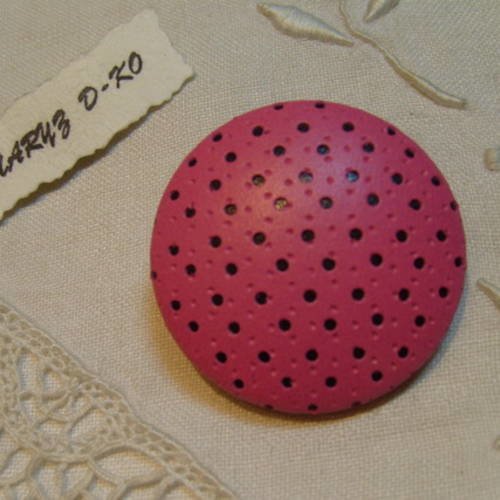 Gros bouton cuir d'agneau perforé rose fond noir 40mm