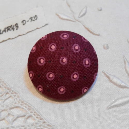 Gros bouton tissu 40mm pois rose fond prune