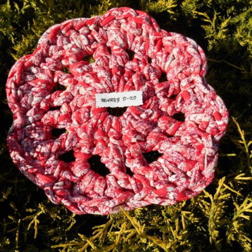 Dessous de plat fleur au crochettrapilho rouge chiné 