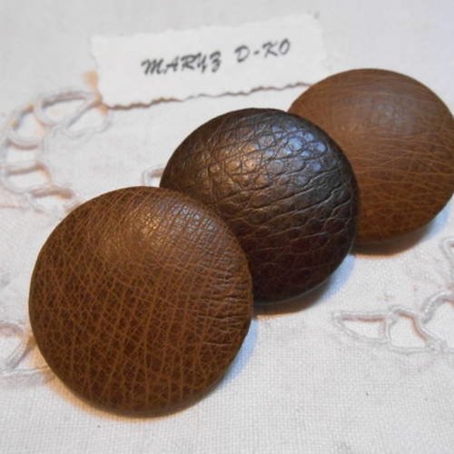Boutons recouverts de cuir d'autruche marron 32mm 