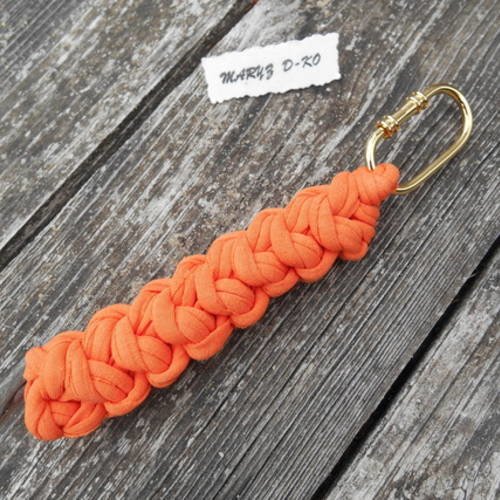 Porte clés création en trapilho orange12cm 
