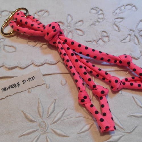 Porte clés création en trapilho rose à pois 16cm 