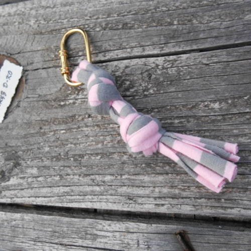 Porte clés création en trapilho rose/gris 11cm 