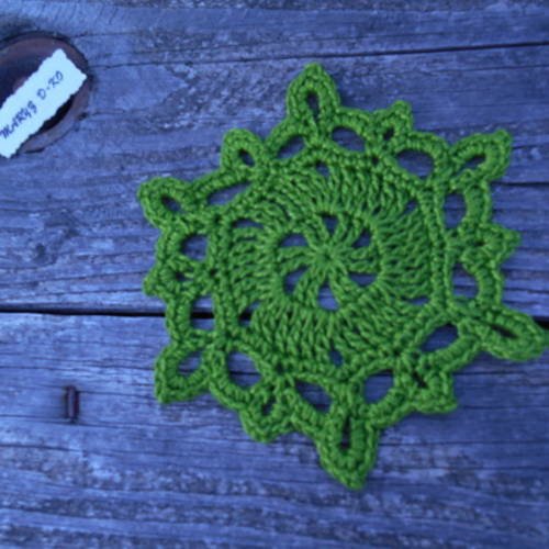 Flocon coton perlé 14cm vert réalisé au crochet 