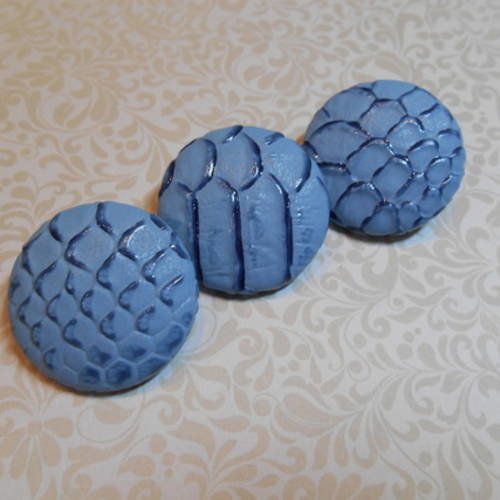 3 boutons 32mm simili relief imitation reptile bleu clair 