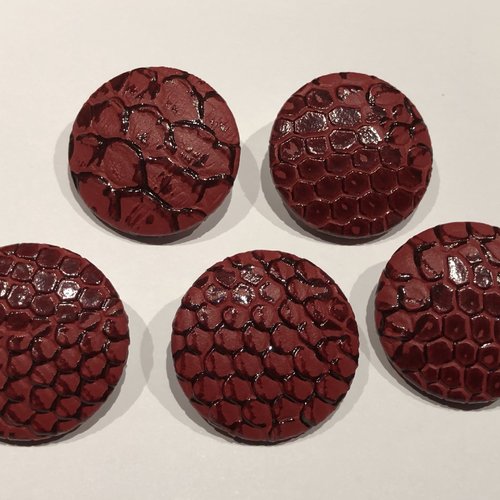 5 boutons 32mm simili relief imitation crocodile rouge bordeaux