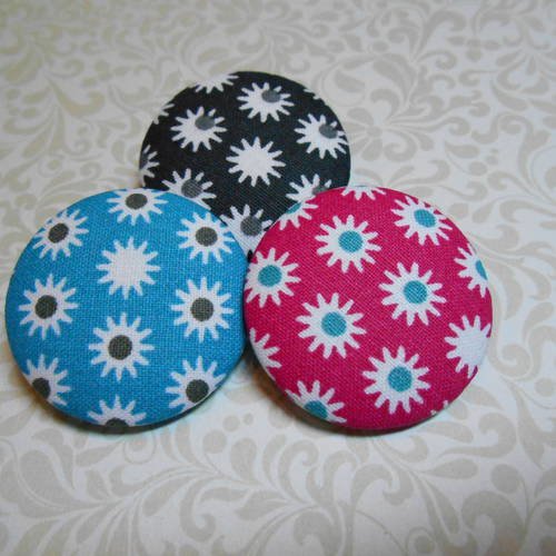 3 boutons 32mm recouverts de tissu motifs étoilés 