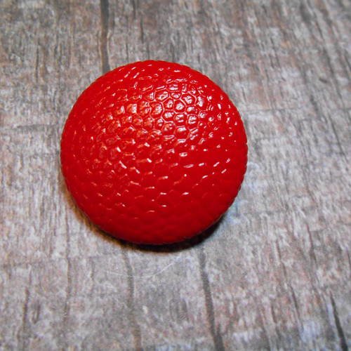 Bouton 32mm recouvert de simili relief bubbles rouge 