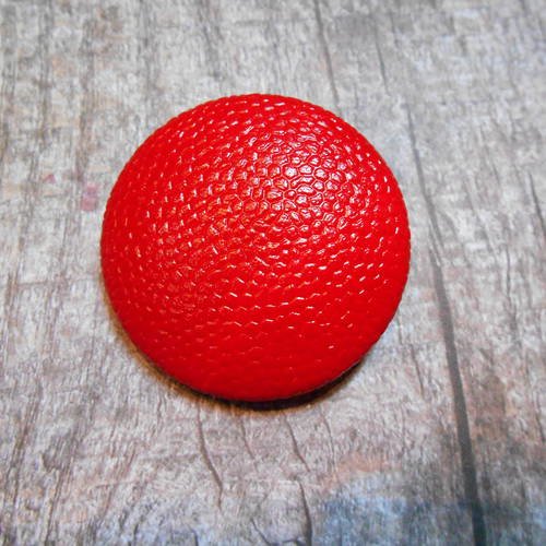 Bouton 50mm recouvert de simili relief bubbles rouge 