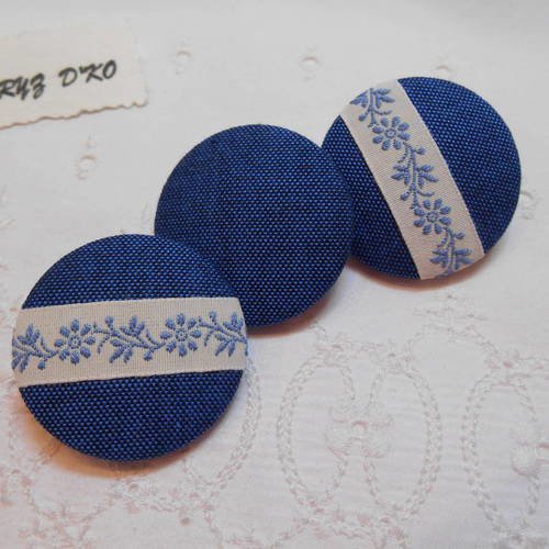 Boutons 32mm recouverts de tissu bleu et galon fleuri 