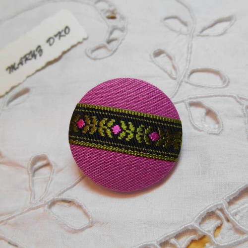 Bouton 32mm recouvert de tissu rose et ruban vintage 