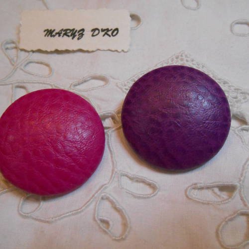 2 boutons 32mm recouverts de simili cuir violet/rose 
