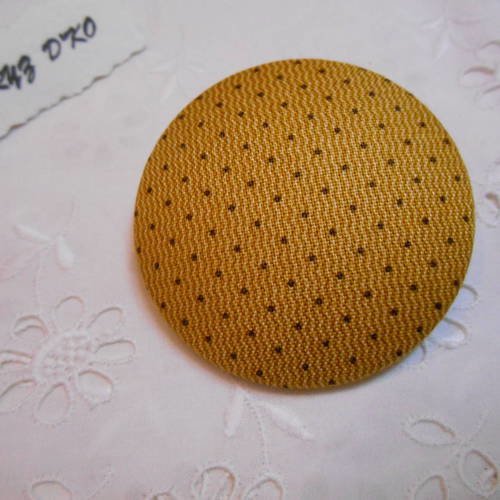 Bouton tissu 50mm recouvert d'un coton pois fond ocre 