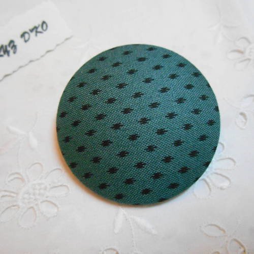 Bouton tissu 50mm recouvert d'un coton tirets fond vert 
