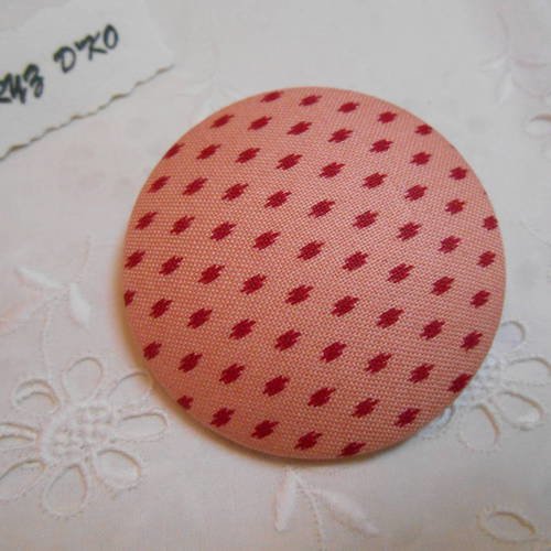 Bouton tissu 50mm recouvert d'un coton tirets rouge fond rose 