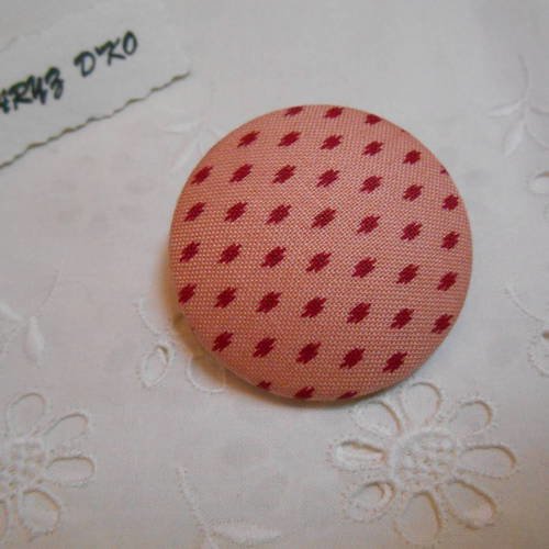 Bouton tissu 40mm recouvert d'un coton tirets rouge fond rose 