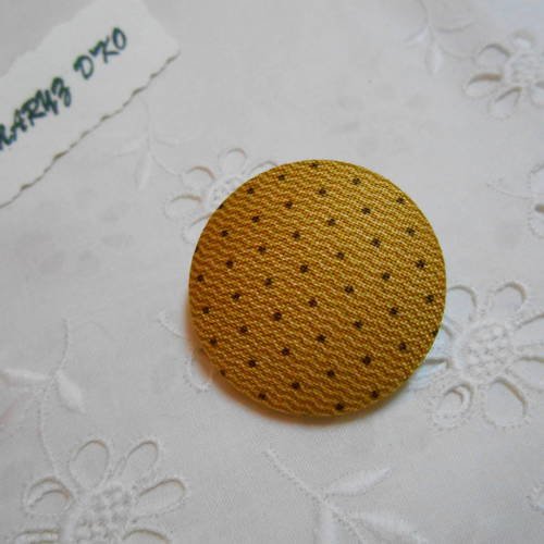 Bouton tissu 32mm recouvert d'un coton pois fond ocre 