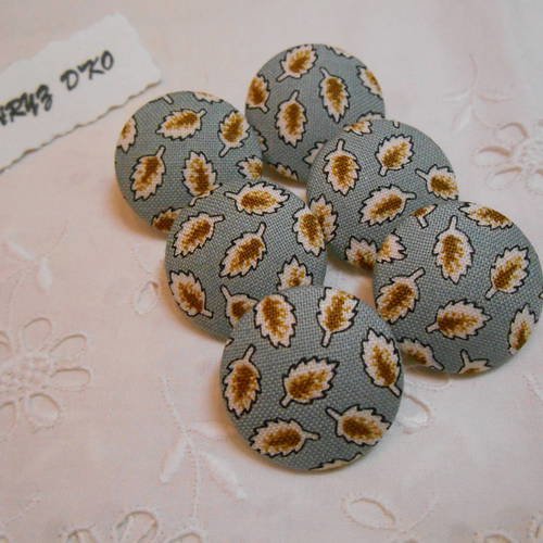 Boutons tissu 24mm recouverts d'un coton feuilles fond bleu 