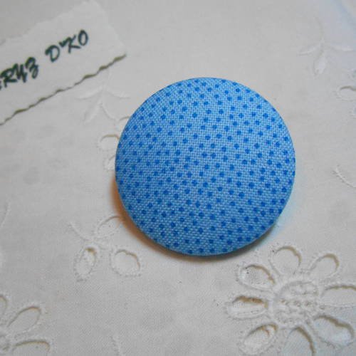Bouton 32mm recouvert de tissu coton bleu à pois 