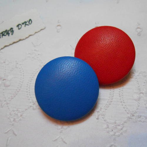 2 boutons 32mm recouverts de cuir d'agneau bleu et rouge 