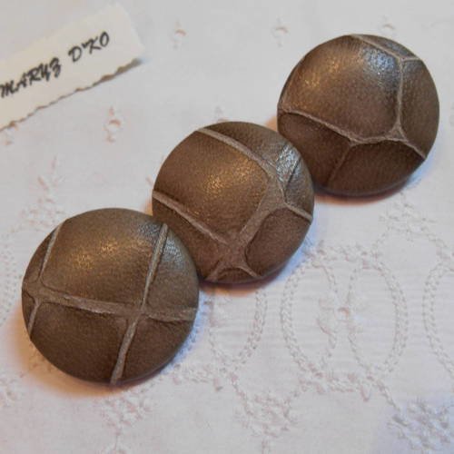 3 boutons 32mm recouverts de cuir fantaisie gris 