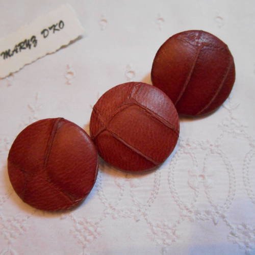 3 boutons 32mm recouverts de cuir fantaisie marron 