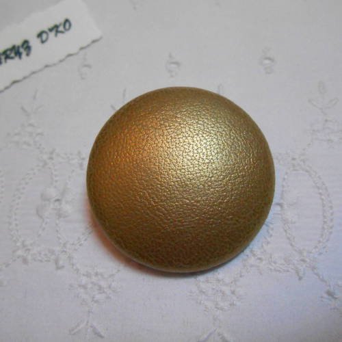 Bouton 40mm recouvert de simili cuir doré 