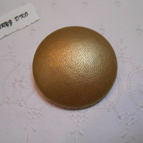 Bouton 50mm recouvert de simili cuir doré 