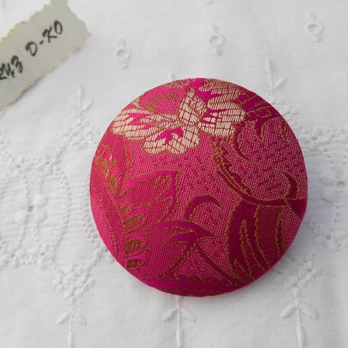Bouton 50mm recouvert de tissu brocard lamé rose fuchsia 