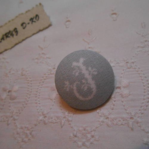 Bouton 24mm recouvert de tissu gris clair lettre j 