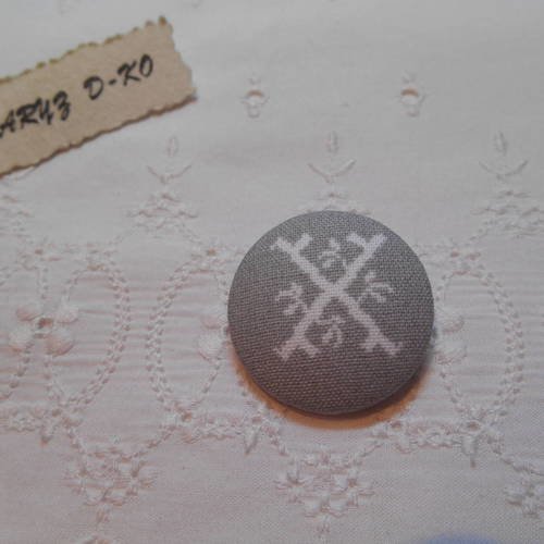 Bouton 26mm recouvert de tissu gris taupe lettre x 