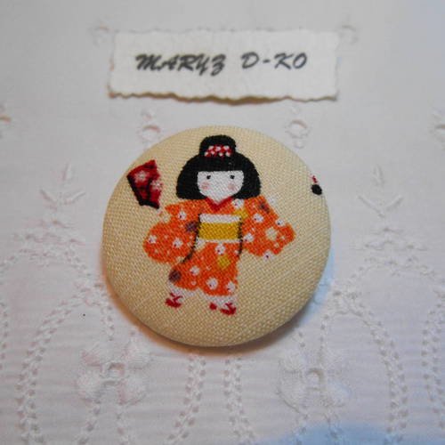 Bouton 32mm recouvert de tissu coton motif geishas 2 